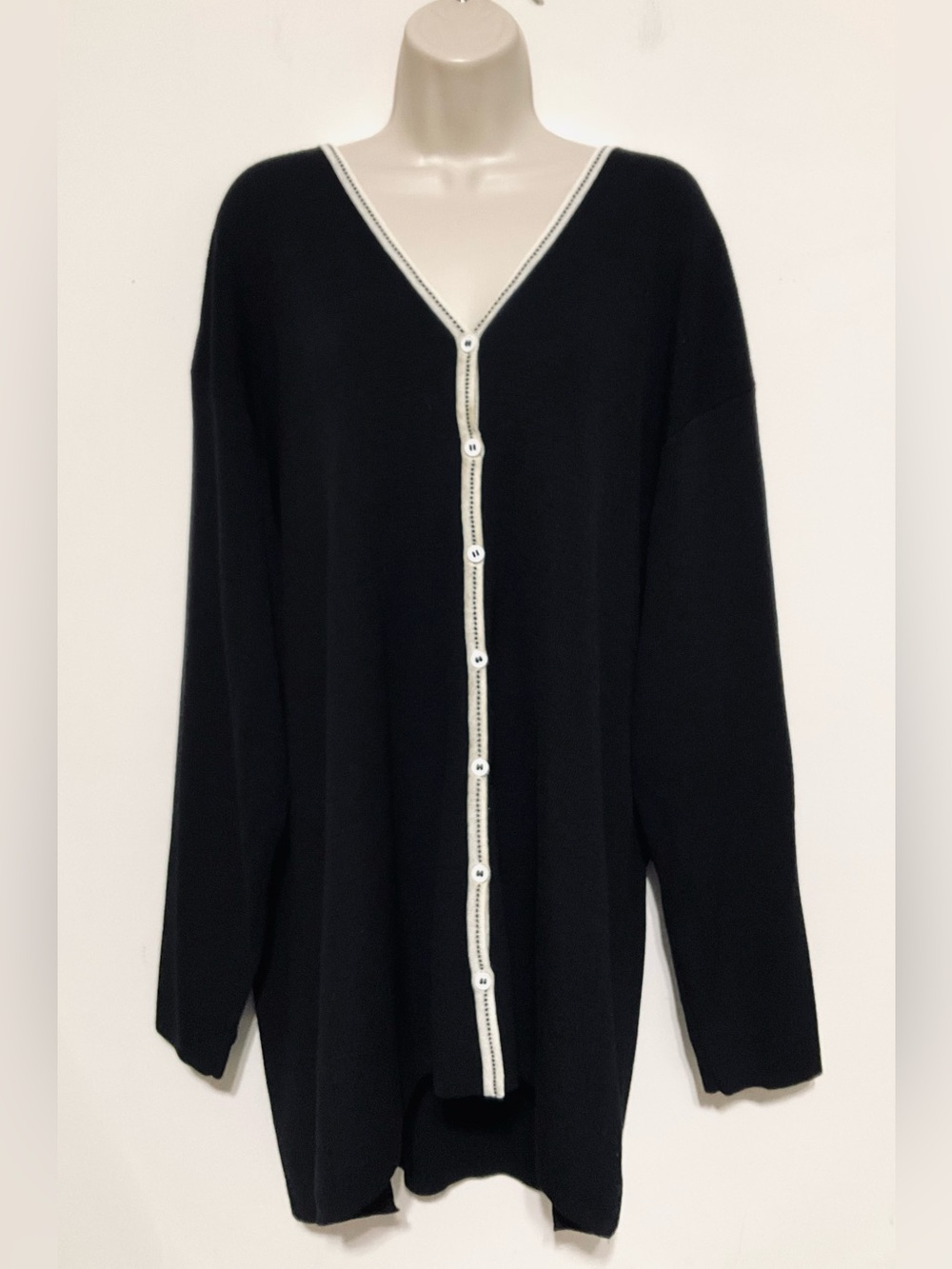 Elizabeth 3 by Liz Claiborne. Cardigan sweater. V neck. Long dolman sleeve.